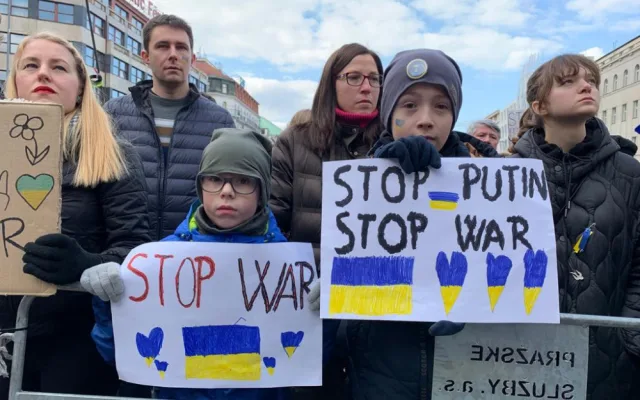 Slzy zoufalství i prosba o uzavření vzdušného prostoru. Tisíce lidí na Václaváku podporují Ukrajinu.
