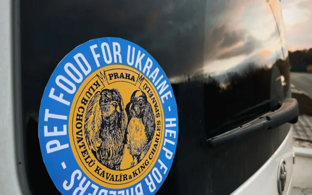 Chovatelé psů vypravili na Ukrajinu konvoj s krmením. Humanitární pomoc komplikovali ukrajinští celníci