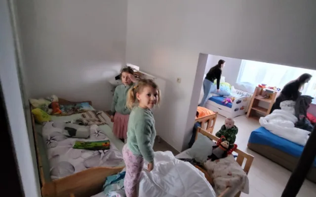 Dobrovolníci mění prázdné domy v zázemí pro ukrajinské maminky s dětmi, chybí jim však vybavení