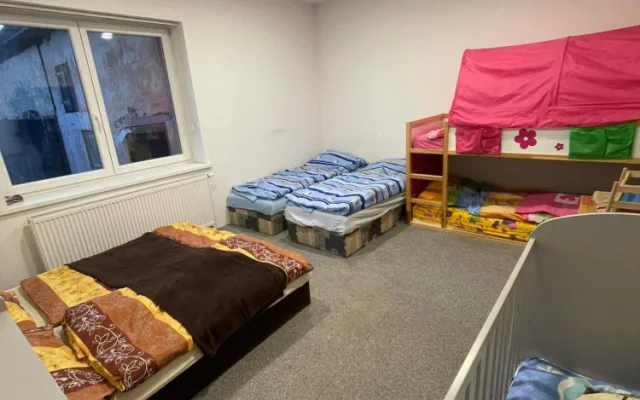 Dobrovolníci mění prázdné domy v zázemí pro ukrajinské maminky s dětmi, chybí jim však vybavení