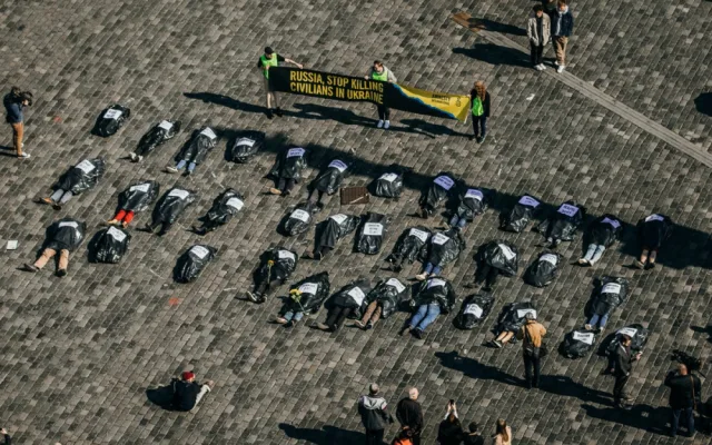 Staroměstské náměstí zaplnily desítky mrtvol. Symbolizují zabité civilisty na Ukrajině