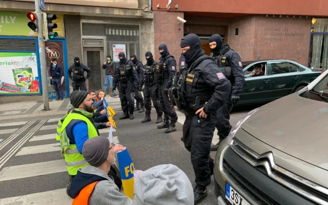 Aktivisté blokovali dopravu už třetí den za sebou. Tentokrát na I.P. Pavlova.