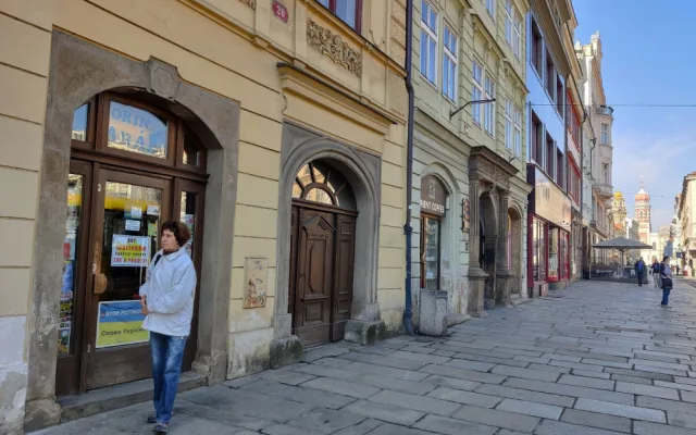 Je nám to líto, ale legenda skončila, říká majitel trafiky na náměstí. Noviny se tam prodávaly více než 100 let