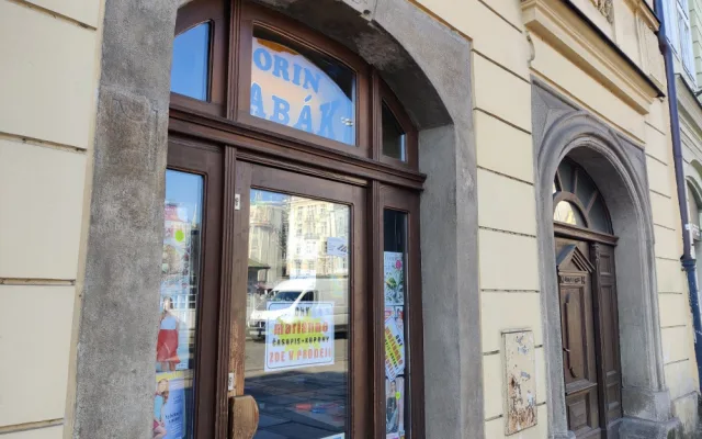 Je nám to líto, ale legenda skončila, říká majitel trafiky na náměstí. Noviny se tam prodávaly více než 100 let