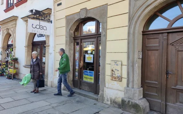 Je nám to líto, ale legenda skončila, říká majitel trafiky na náměstí. Noviny se tam prodávaly více než 100 let