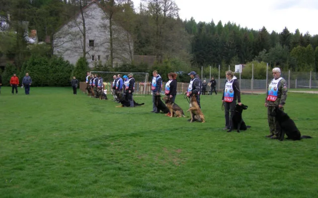 Eso mezi stopaři je služební pes Hektor. S policejním psovodem Petrem Zifčákem sbírá jednu trofej za druhou