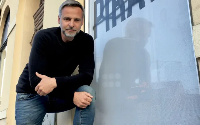 Neznámý vandal v noci zaútočil na sídlo Pirátů kamenem a sprejem