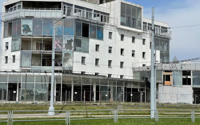 Co si myslí zastupitelé Plzně o demolici slavného "skleněného pekla" a následném využití vzniklého prostoru?
