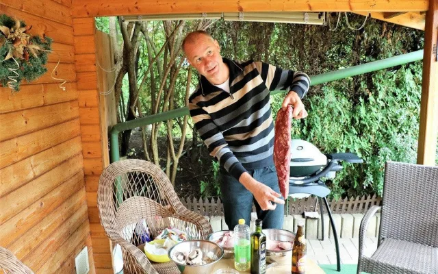 Začínal u vážné hudby a skončil u rocku. S kapelou Elán obletěl za měsíc celou zeměkouli