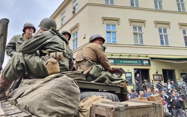 Plzeň ožila Slavnostmi svobody, historickou techniku obdivují davy lidí.