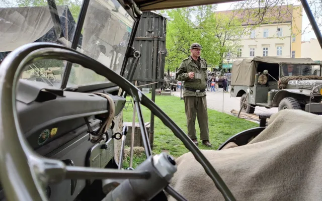 Plzeň ožila Slavnostmi svobody, historickou techniku obdivují davy lidí.