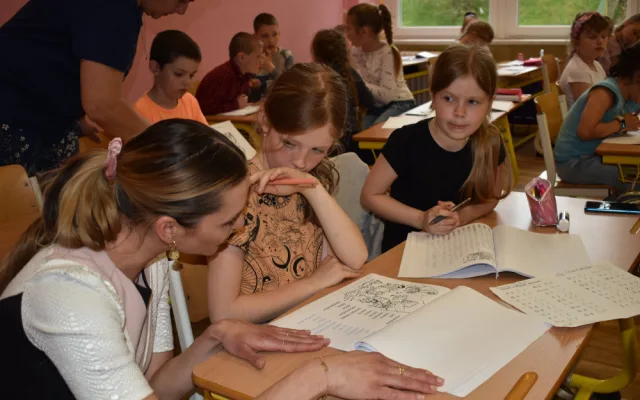 Dětem z Ukrajiny nejvíce chybí jejich tátové, popisuje učitelka z adaptační skupiny na Bolevecké základní škole