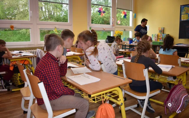 Dětem z Ukrajiny nejvíce chybí jejich tátové, popisuje učitelka z adaptační skupiny na Bolevecké základní škole