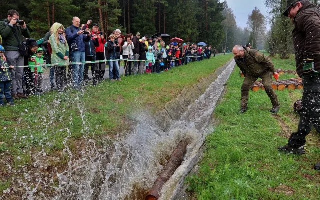 Želnavským smykem se po více než 60 letech plavilo dřevo. Rekonstrukce trvala tři roky
