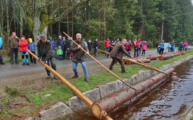 Želnavským smykem se po více než 60 letech plavilo dřevo. Rekonstrukce trvala tři roky