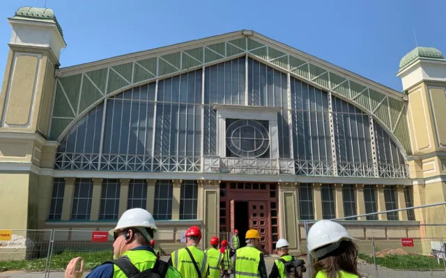 Podívejte se do útrob Průmyslového paláce, kde probíhá unikátní rekonstrukce.