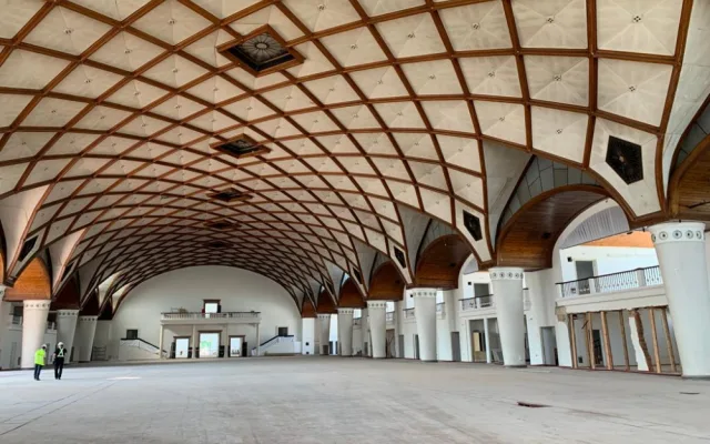 Podívejte se do útrob Průmyslového paláce, kde probíhá unikátní rekonstrukce.