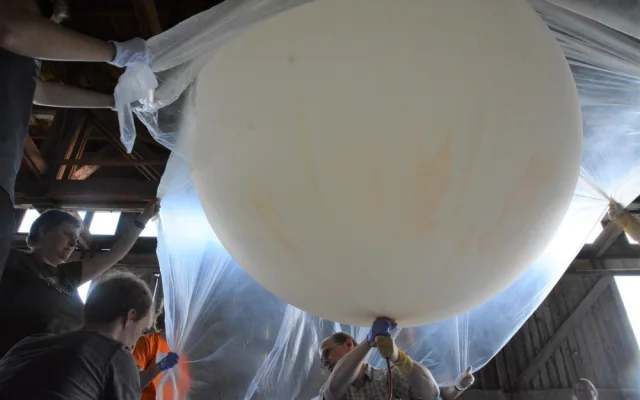 Mladí vědci poslali na hranici vesmíru balonovou sondu, nesla semínka hrachu, ale i třeba marshmallow
