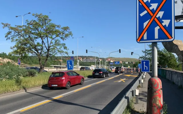 VIDEO: Na Barrandovském mostě už se frézuje, doprava je omezena. Podívejte se přímo na místo