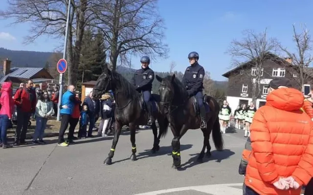 Jeden kůň budí větší respekt než deset policistů na zemi, říká vedoucí oddělení jízdní policie ve Frýdlantu
