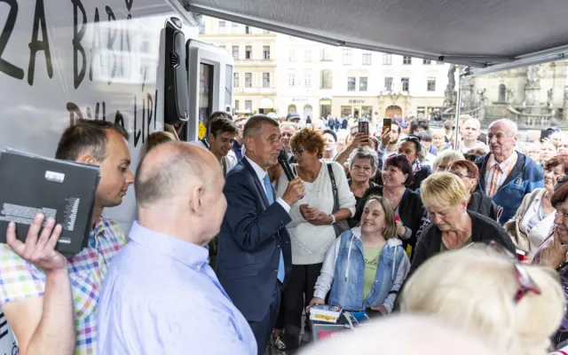 S obytňákem dorazil Babiš i před olomouckou radnici. Kritizoval vládu i guvernéra ČNB