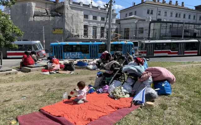 Ukrajinských Romů u brněnského nádraží přibývá. Kraj chystá stanové městečko
