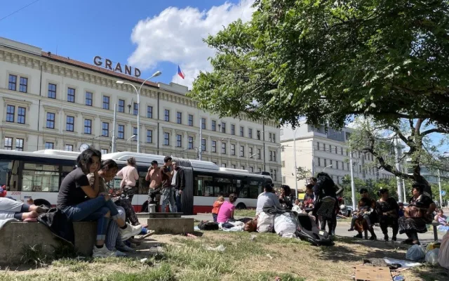 Ukrajinských Romů u brněnského nádraží přibývá. Kraj chystá stanové městečko