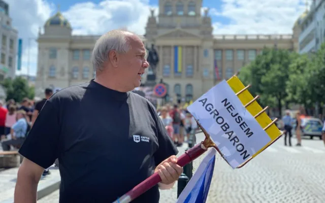 Tisíce zemědělců procházejí Prahou. Demonstrující zavřeli část magistrály a omezují dopravu.