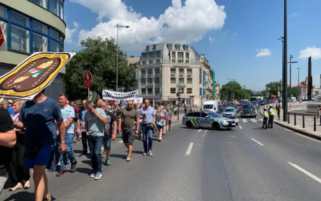 Tisíce zemědělců procházejí Prahou. Demonstrující zavřeli část magistrály a omezují dopravu.