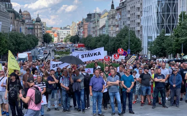 Tisíce zemědělců procházejí Prahou. Demonstrující zavřeli část magistrály a omezují dopravu.