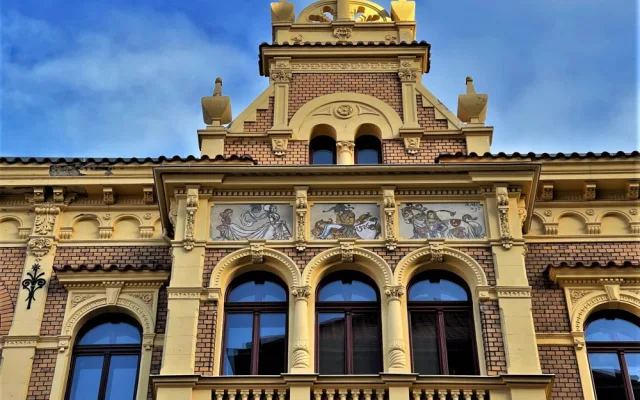Tato galerie nikdy nezavírá. Malby slavného malíře Mikoláše Alše zdobí v Plzni téměř dvacet měšťanských domů