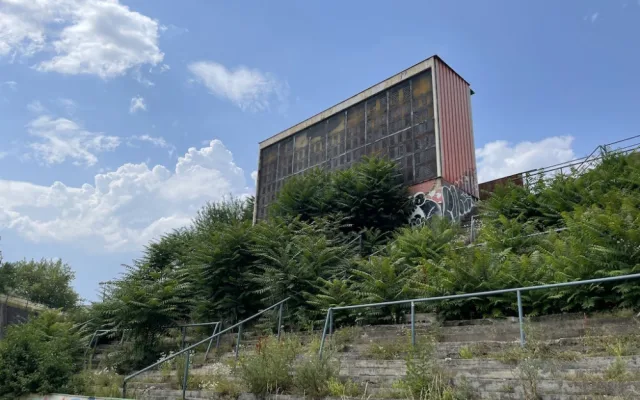 Slavný fotbalový stadion Za Lužánkami zarůstá křovinami. Je to schválně, říká město