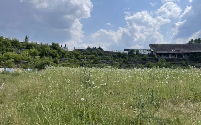 Slavný fotbalový stadion Za Lužánkami zarůstá křovinami. Je to schválně, říká město