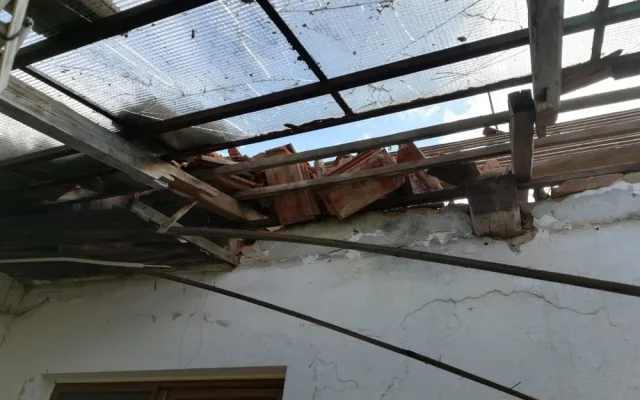 Kulový blesk je připravil o střechu nad hlavou. Dcera založila sbírku na pomoc rodičům