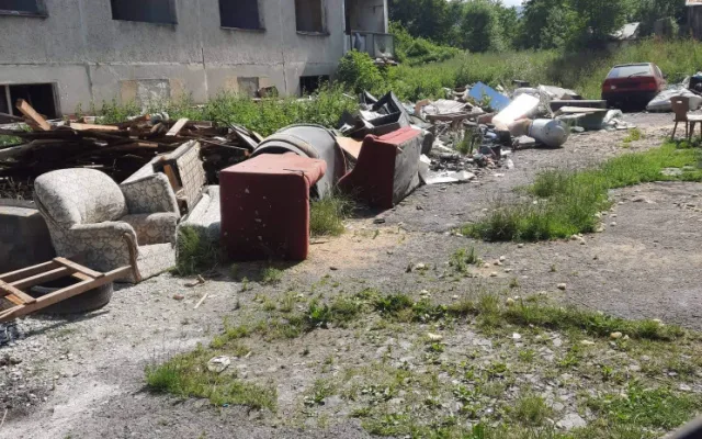 V otřesných podmínkách živořily desítky psů, díky spolkům na ochranu zvířat mají naději na normální život