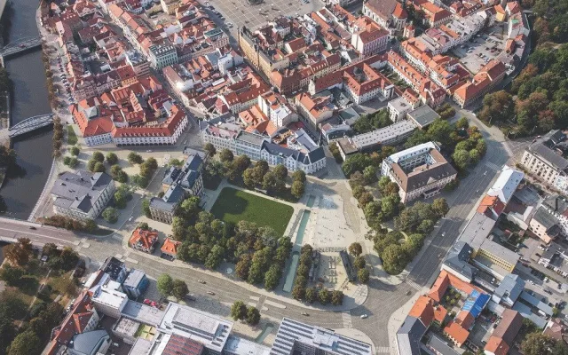 Podzemní parkoviště a schody k vodě. Budějce chystají velkou proměnu Senovážného náměstí