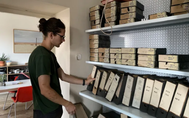 Brněnský fotograf našel u popelnic rozsáhlý fotoarchiv Zbrojovky. Snímky čeká záchrana