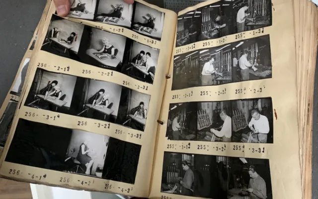Brněnský fotograf našel u popelnic rozsáhlý fotoarchiv Zbrojovky. Snímky čeká záchrana