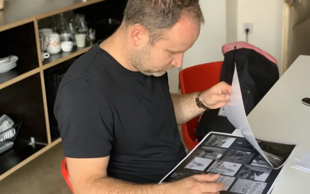 Brněnský fotograf našel u popelnic rozsáhlý fotoarchiv Zbrojovky. Snímky čeká záchrana
