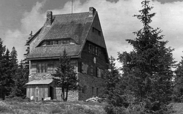 Pouze 100 turistů může jediný den vyjít z české strany k ruinám Juránkovy chaty na vrcholu šumavského Svarohu