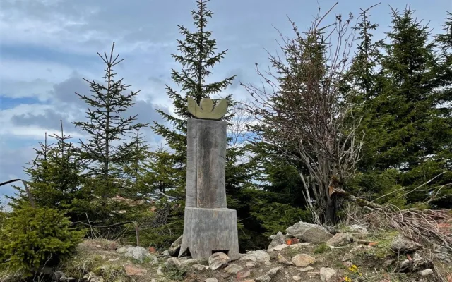 Pouze 100 turistů může jediný den vyjít z české strany k ruinám Juránkovy chaty na vrcholu šumavského Svarohu