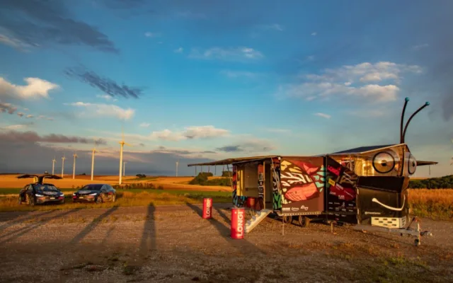 Slavný solární motýl Larso dorazí do Plzně, karavan poháněný energií slunce je na cestě kolem světa