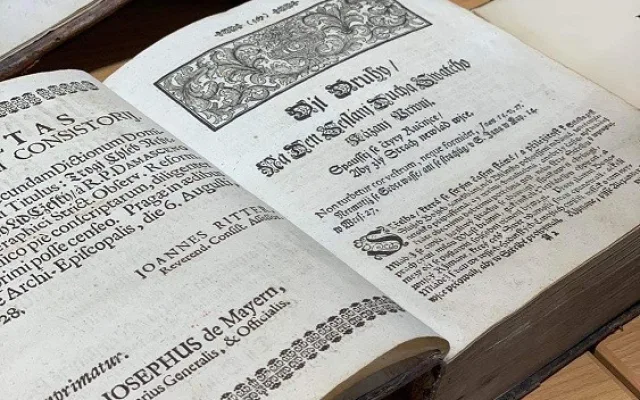 Vzácné historické tisky z františkánského kláštera v Hejnicích se vrací na sever. Budou v liberecké knihovně