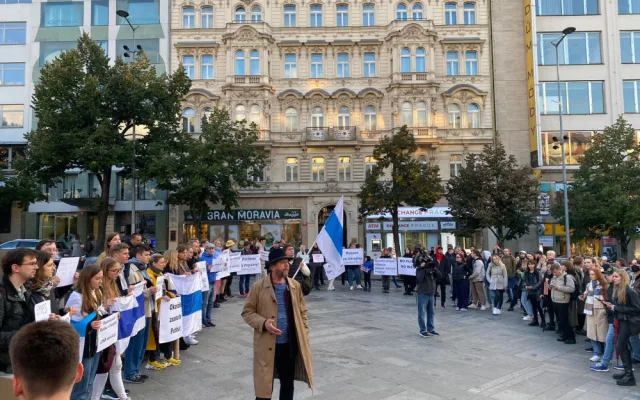 V centru Prahy se sešli Rusové. Požadují okamžité zastavení Putina
