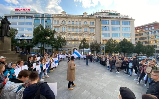 V centru Prahy se sešli Rusové. Požadují okamžité zastavení Putina