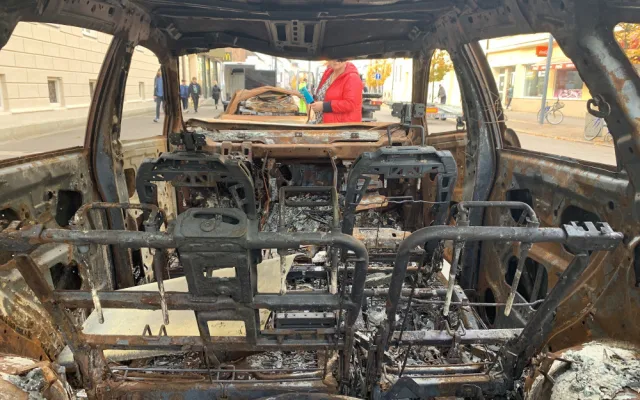 Vraky ukrajinských aut připomínají bombardování města Irpiň.
