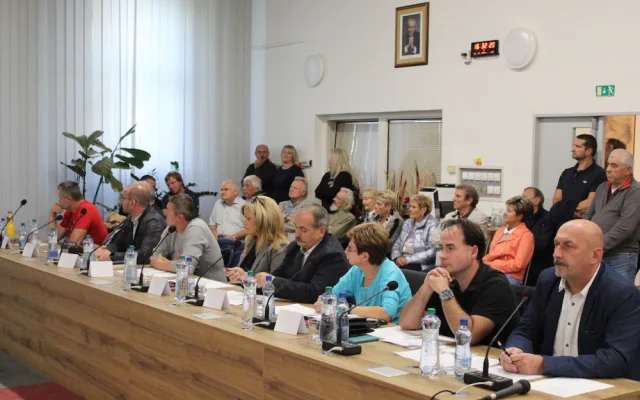 Stovka lidí, emotivní diskuze a Šlachtova premiéra. Pohořelice vřely kvůli volbám