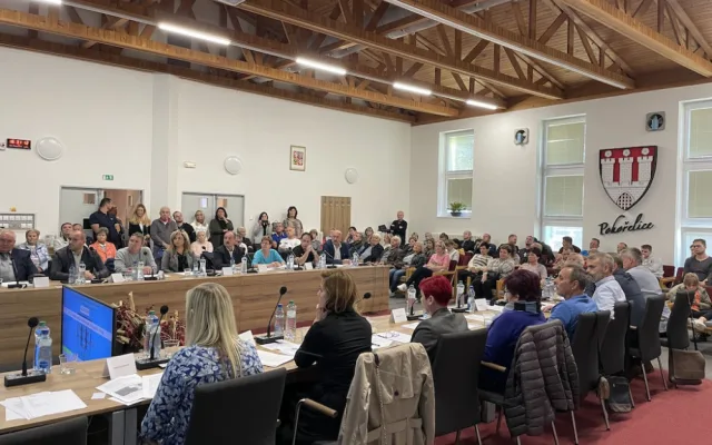 Stovka lidí, emotivní diskuze a Šlachtova premiéra. Pohořelice vřely kvůli volbám