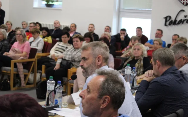 Stovka lidí, emotivní diskuze a Šlachtova premiéra. Pohořelice vřely kvůli volbám