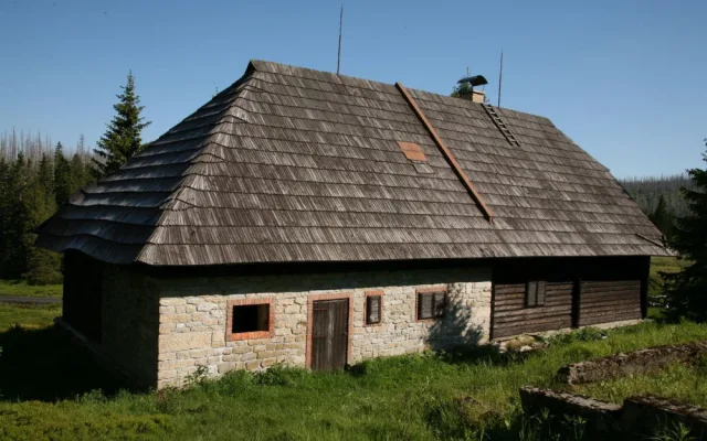Slavnou Roklanskou chatu v srdci Šumavy čeká příští rok demolice, objekt napadla dřevomorka